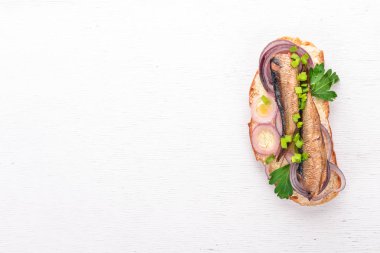 Hamsi, soğan ve maydanoz, ahşap zemin ile sandviç. Üstten Görünüm. Kopya alanı.