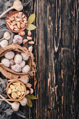 Ahşap arka plan üzerinde taze sarımsak kümesi. Üstten Görünüm. Kopya alanı.