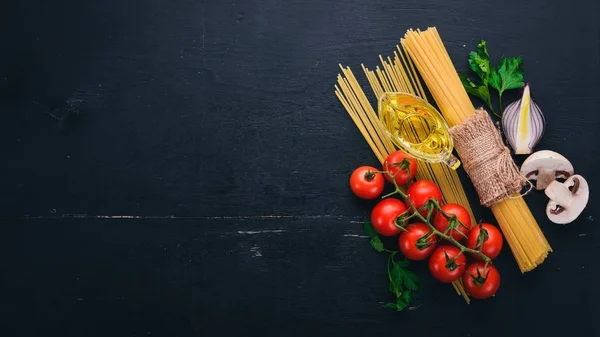 新鮮な野菜とスパイスのスパゲッティ イタリアの伝統的な料理 木製の背景 平面図です コピー スペース — ストック写真