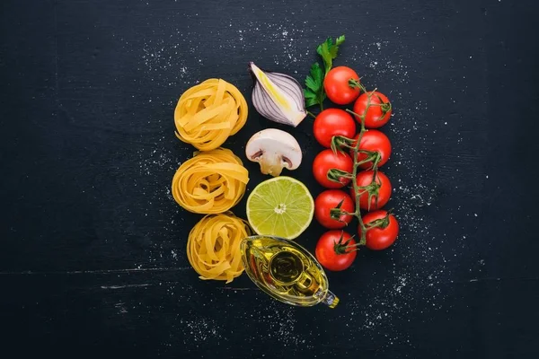 Macarrão Seco Tagliatelle Fettuccine Com Legumes Fundo Madeira Cozinha Tradicional — Fotografia de Stock