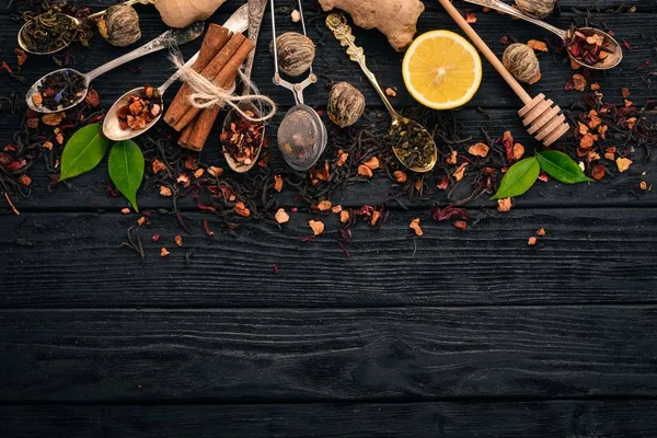 Ποικιλία Ξηρό Τσάι Και Αρωματικά Βότανα Και Μπαχαρικά Ένα Ξύλινο — Φωτογραφία Αρχείου