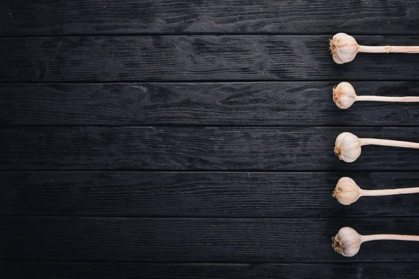 Knoblauch Ein Satz Frischer Knoblauch Auf Dem Hölzernen Hintergrund Der — Stockfoto