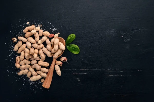 Amendoins Fundo Madeira Escura Petiscos Saudáveis Vista Superior Espaço Livre — Fotografia de Stock
