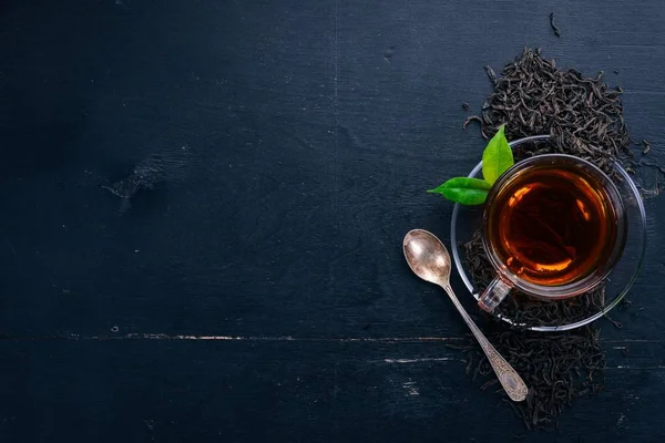 Ahşap Arka Plan Üzerinde Siyah Çay Bir Fincan Üstten Görünüm — Stok fotoğraf