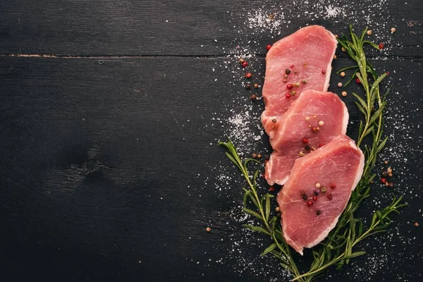 Syrové Maso Hovězí Steak Rozmarýnem Koření Černém Pozadí Dřevěná Pohled — Stock fotografie