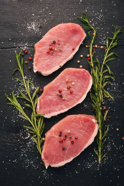 Syrové Maso Hovězí Steak Rozmarýnem Koření Černém Pozadí Dřevěná Pohled — Stock fotografie
