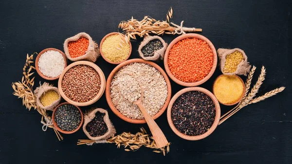 ひき割り穀物 穀物のセットです レンズ豆 とうもろこし 黒の背景 平面図です コピー スペース — ストック写真