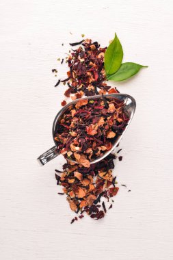 Kurutulmuş meyveler ve meyve yapılmış çay. Ahşap bir arka plan üzerinde. Üstten Görünüm. Kopya alanı.