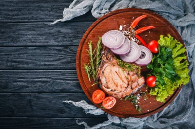 Sebzeli ızgara biftek. Domuz eti, Dana eti, et. Ahşap bir arka plan üzerinde. Üstten Görünüm. Metin için boş alan.