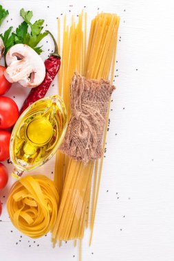 Spagetti taze sebze ve baharatlar ile. Geleneksel İtalyan mutfağı. Ahşap bir arka plan üzerinde. Üstten Görünüm. Kopya alanı.
