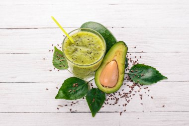 Avokado güler yüzlü ve keten tohumu ve fındık. Ahşap bir arka plan üzerinde. Metin için özgür yer. Üstten Görünüm.