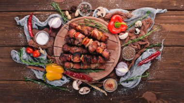 Soğan ve baharatlarla Marine pişmiş kebabı. Ahşap bir arka plan üzerinde. Üstten Görünüm. Metin için boş alan.