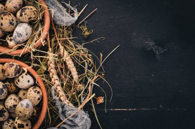 Bıldırcın yumurtası ahşap bir kase. Ahşap bir arka plan üzerinde. Üstten Görünüm. Kopya alanı.