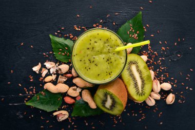 Keten tohumu ve fındık ile kivi güler yüzlü. Ahşap bir arka plan üzerinde. Üstten Görünüm. Metniniz için boş alan.