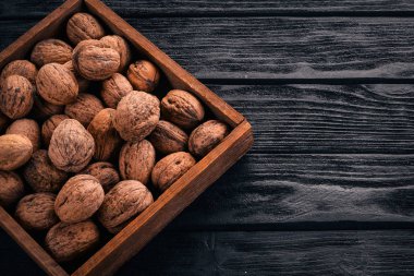 Ceviz. Ahşap arka plan üzerinde bir kutuya. Üstten Görünüm. Kopya alanı.