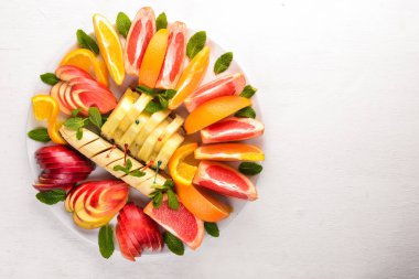 Dilimleme meyve. Portakal, greyfurt, kivi muz, mandarin. Tagliateli. Metniniz için boş alan. Üstten Görünüm.