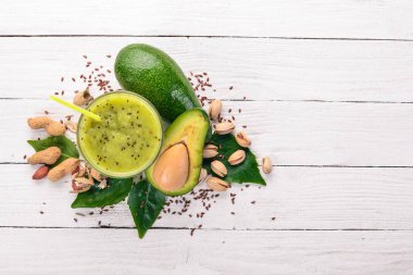 Avokado güler yüzlü ve keten tohumu ve fındık. Ahşap bir arka plan üzerinde. Metin için özgür yer. Üstten Görünüm.