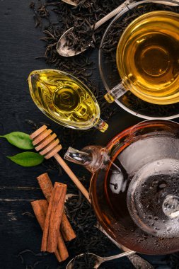 Limon, bal, tarçın ve zencefil ile siyah ve yeşil çay. Sıcak bir içecek üstten görünüm. Kopya alanı.