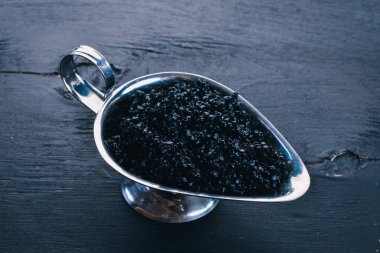 Siyah havyar. Mersin balığı havyar. Ahşap bir arka plan üzerinde. Üstten Görünüm. Metin için boş alan.