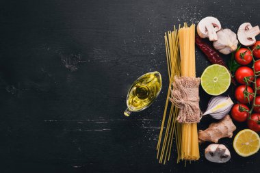 Spagetti taze sebze ve baharatlar ile. Geleneksel İtalyan mutfağı. Ahşap bir arka plan üzerinde. Üstten Görünüm. Kopya alanı.
