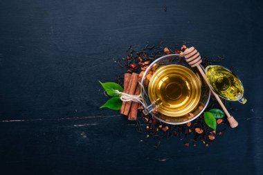 Tarçın ve bal bir ahşap zemin üzerine bir fincan çay. Sıcak bir içecek üstten görünüm. Kopya alanı.