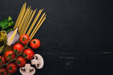 Spagetti taze sebze ve baharatlar ile. Geleneksel İtalyan mutfağı. Ahşap bir arka plan üzerinde. Üstten Görünüm. Kopya alanı.