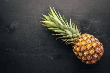 Ananas ahşap arka plan üzerinde. Üstten Görünüm. Metin için boş alan.
