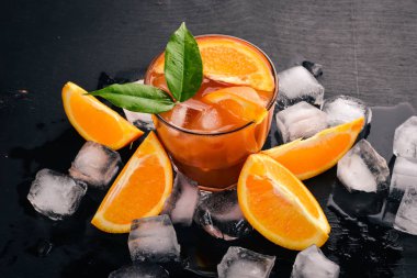 Kokteyl Negroni. Portakal ve viski. Ahşap siyah bir arka plan üzerinde. Üstten Görünüm. Kopya alanı.