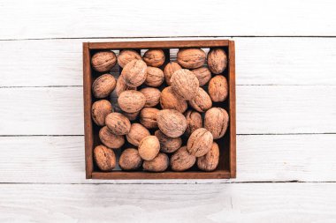 Ceviz. Ahşap arka plan üzerinde bir kutuya. Üstten Görünüm. Kopya alanı.