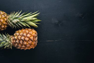 Ananas ahşap arka plan üzerinde. Üstten Görünüm. Metin için boş alan.