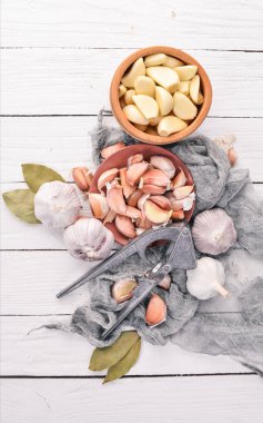 Sarımsak. Beyaz ahşap zemin üzerinde taze sarımsak kümesi. Üstten Görünüm. Kopya alanı.