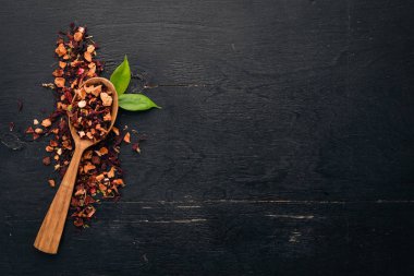 Kurutulmuş meyveler ve meyve yapılmış çay. Ahşap bir arka plan üzerinde. Üstten Görünüm. Kopya alanı.