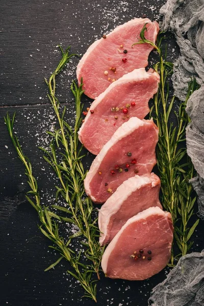 Syrové Maso Hovězí Steak Rozmarýnem Koření Černém Pozadí Dřevěná Pohled — Stock fotografie