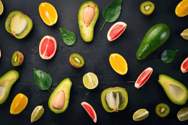 Frukt Trä Bakgrund Avokado Lime Apelsin Grapefrukt Och Kiwi Ovanifrån — Stockfoto