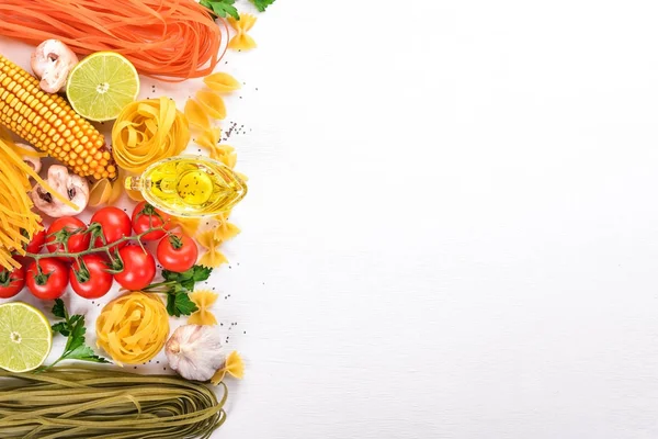 パスタ ラーメン スパゲティのセットです イタリア料理 新鮮な野菜やスパイス 平面図です コピー スペース — ストック写真