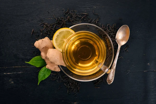 Tee Mit Zitrone Und Ingwer Heißgetränk Auf Einem Hölzernen Hintergrund — Stockfoto