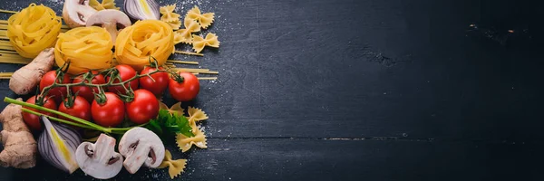 Conjunto Massa Macarrão Espaguete Tagliatelle Fettuccine Farfalle Cozinha Italiana Legumes — Fotografia de Stock