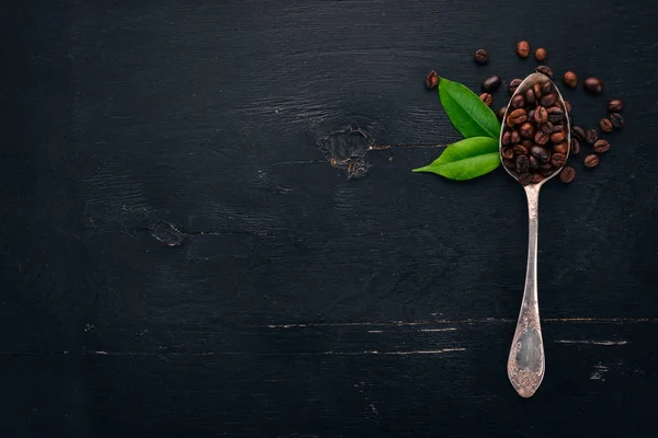 Kaffeebohnen Auf Einem Löffel Auf Einem Holzuntergrund Liegen Ansicht Von — Stockfoto