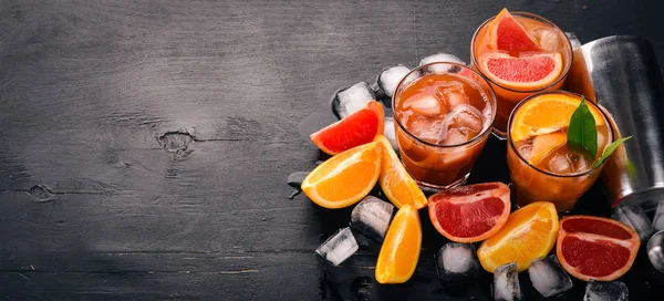 Variety Cocktails Whiskey Orange Grapefruit Juice Negroni Wooden Black Background — Stock Photo, Image