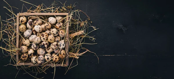 Vaktelägg Trä Korg Trä Bakgrund Ovanifrån Kopiera Utrymme — Stockfoto