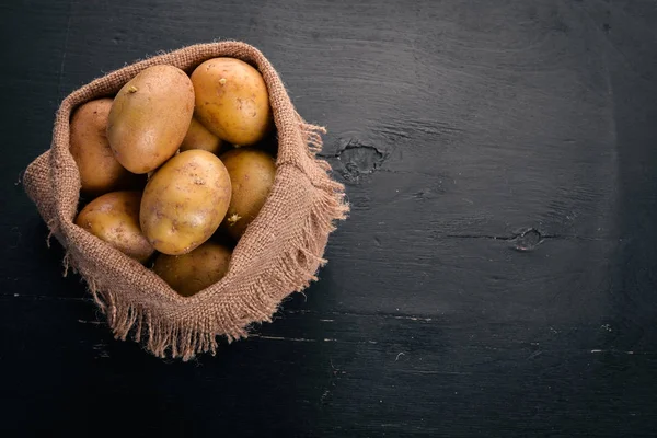 Patate Crude Fondo Nero Legno Cucino Spazio Libero Testo Vista — Foto Stock