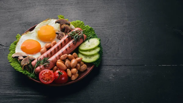 Englisches Frühstück Spiegeleier Würstchen Speck Bohnen Toast Tomaten Kaffeetasse Auf — Stockfoto