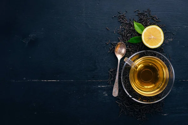 Tee Einer Glasschale Mit Gewürzen Und Kräutern Auf Schwarzem Holzgrund — Stockfoto