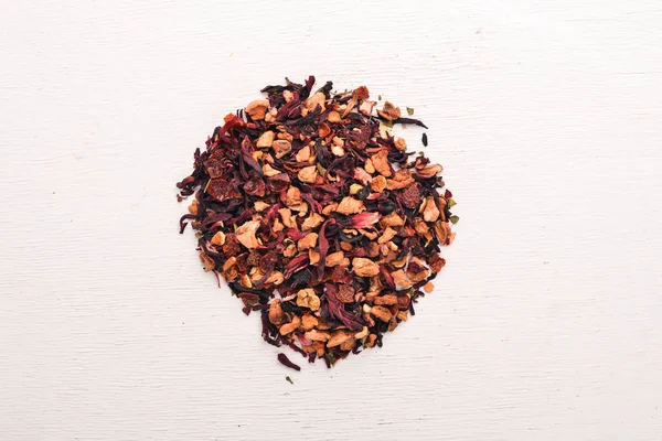 Τσάι Παρασκευάζεται Από Αποξηραμένα Μούρα Και Φρούτα Ένα Ξύλινο Υπόβαθρο — Φωτογραφία Αρχείου