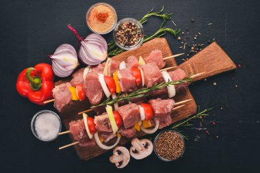 Ham kebap et sebze ahşap bir zemin üzerine gelen. Üstten Görünüm. Metin için boş alan.