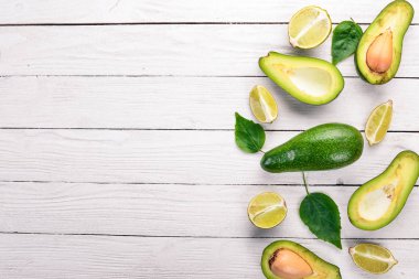 Avokado ve kireç ahşap arka plan üzerinde. Üstten Görünüm. Metniniz için boş alan.