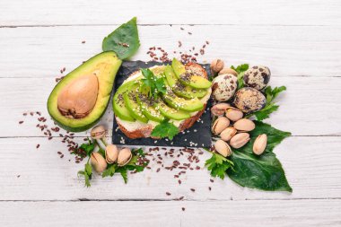 Avokado, tereyağı ve chia tohum ile sandviç. Ahşap bir arka plan üzerinde. Üstten Görünüm. Metniniz için boş alan.