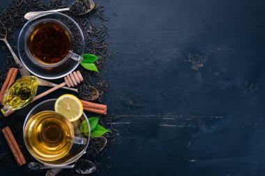 Limon, bal, tarçın ve zencefil ile siyah ve yeşil çay. Sıcak bir içecek üstten görünüm. Kopya alanı.