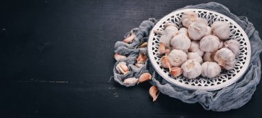 Sarımsak bir plaka üzerinde. Taze sarımsak ahşap arka plan üzerinde. Üstten Görünüm. Kopya alanı.