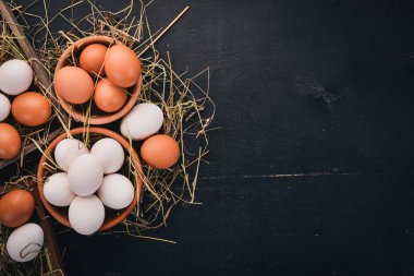 Çiğ tavuk yumurtası kümesi. Ahşap bir arka plan üzerinde. Üstten Görünüm. Kopya alanı.